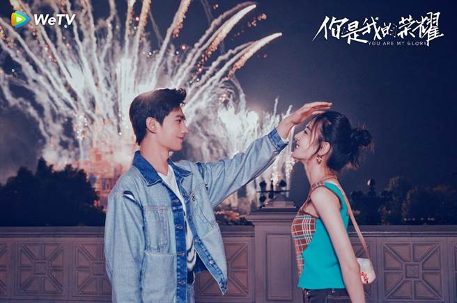 楊洋和迪麗熱巴一同出現上海迪士尼樂園度過七夕情人節。（WeTV提供）