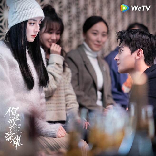 楊洋和迪麗熱巴組成的「榮耀夫婦」KTV告白。（WeTV提供）