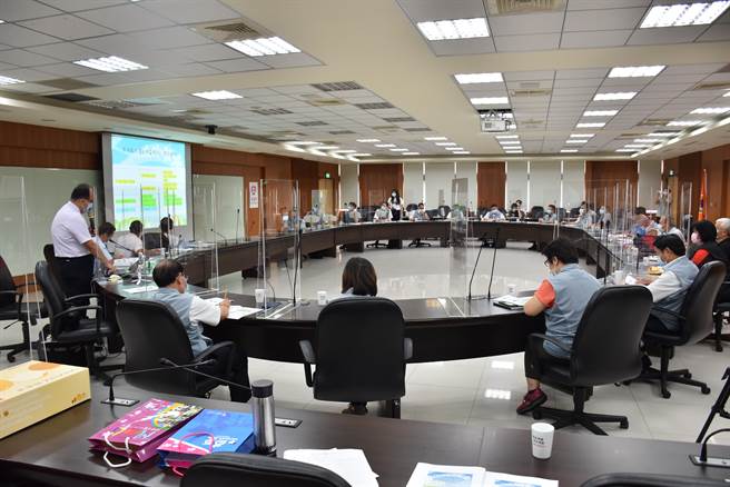 苗栗縣政府鼓勵局處首長參加客語認證，18日替參試局處首長舉辦考前加強輔導。（謝明俊攝）