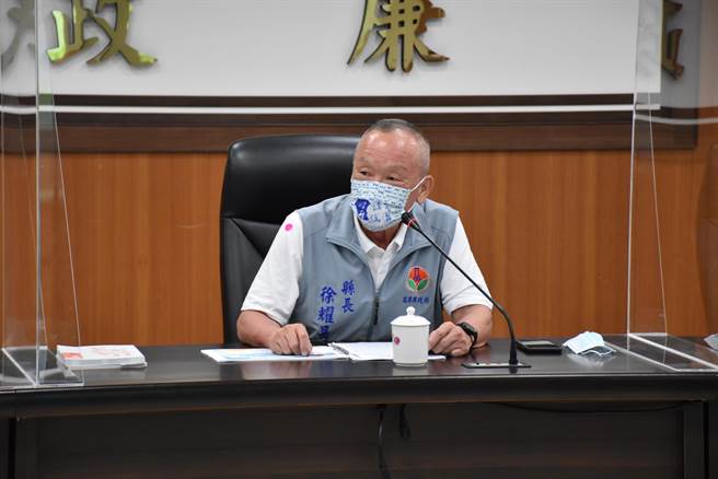 苗栗縣長徐耀昌18日上午陪同參加客語認證考試的局處首長，接受考前輔導。（謝明俊攝）