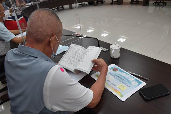 縣長徐耀昌參加考前加強輔導，認真地翻閱客語教本。（謝明俊攝）