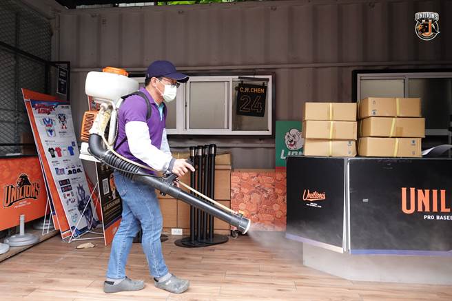 高雄确诊者足迹曾在10、11日到台南棒球场看球，18日台南棒球场关闭并进行清消。（统一狮提供）