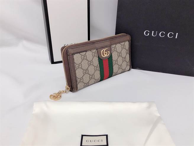 高雄43岁高姓男子缺钱花用，便潜入当铺偷走25件市价超过62万的名牌包和精品，并以掳「包」勒赎的方式，要求当铺老板黄男以10万元赎回，检方侦结后依窃盗、恐吓取财罪起诉高男。（摘自当铺脸书）