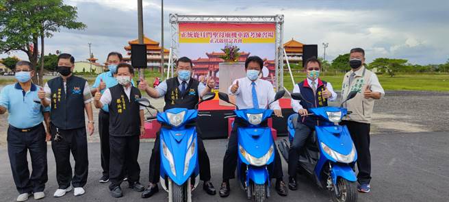 台南市议长郭信良（右三）与正统鹿耳门圣母庙主委王明义（右四）骑机车试骑刚启用的机车路考练习场。（正统鹿耳门圣母庙提供／程炳璋台南传真）