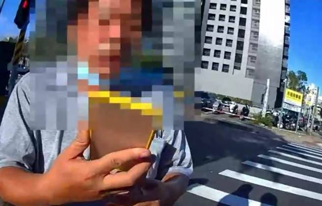 邵姓男子在高市三民区遇见警方执行取缔违规摊贩、红线违规停车等勤务，邵为避免被警告发，赶紧骑机车到对面，但他疑酒驾被警拦下酒测，却恼羞成怒开直播反呛是警叫民眾移车，设局陷害百姓，警事后公布执勤时密录器画面，打脸邵的一派胡言。(翻摄照片／刘宥廷高雄报导)