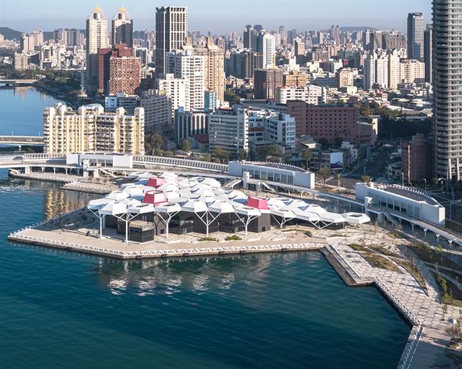 融合高雄港湾地景，同时独树一格的场馆造型令人惊艷，树立公共工程创新及突破的典范。（图片提供/高雄市政府文化局 @YHLAA）

