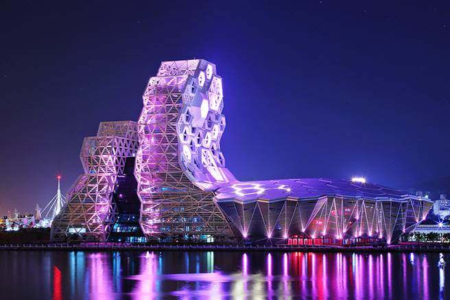 高雄流行音乐中心在2021年全球卓越建设奖的公建设部门中勇夺金奖，是新一代臺湾建筑设计之光。（摄影/Carter）