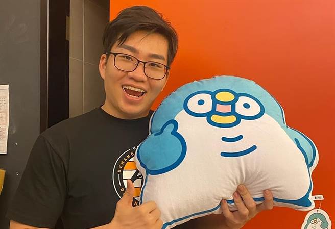 百万网红Joeman上新片前曝光15秒女子更衣室短片，搞笑求救人在警局，要大家去保他。(翻摄自JoemanIG)