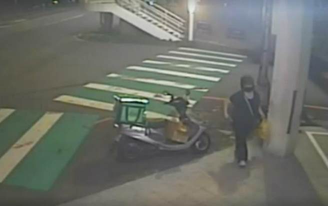 台中男外送员将凌晨弃单化为暖流，转送深夜值班警员享用，获得网友按讚破万，这名暖男外送员身影曝光。（民眾提供）