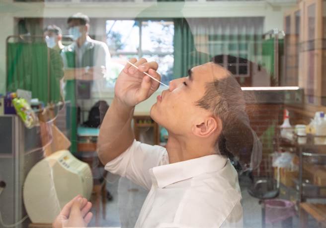 新屋高中校長陳大魁指出，教職員自行快篩有效性是否和專業人員快篩具有相同公信力恐需進一步討論，如教職員自行快篩未能確實採檢，恐成防疫隱藏破口。（新聞處提供／蕭靈璽桃園傳真）