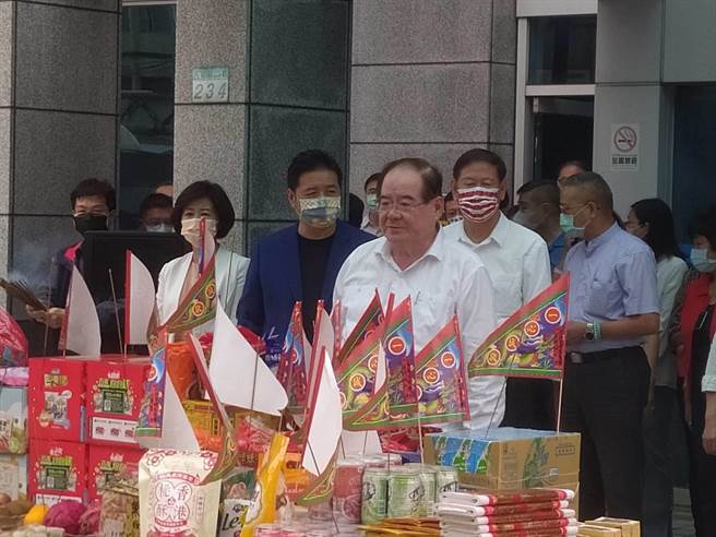 國民黨中午舉辦中元普渡，由李乾龍親自主持。（趙婉淳攝）