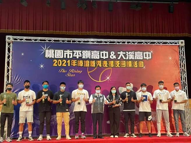 平鎮高中、大溪高中畢業球員在今年中職選秀會中大放異彩。（呂筱蟬攝）