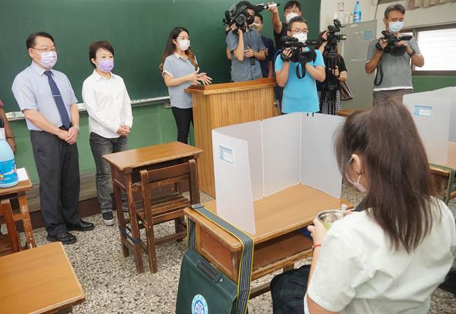 開學在即，台中市長盧秀燕（左2），18日前往僑泰高中視察防疫整備措施，盧秀燕指出，市府補助近4000萬元經費，讓公私立學校採購午餐隔板、口罩、酒精、快篩試劑等必要物資。（黃國峰攝）