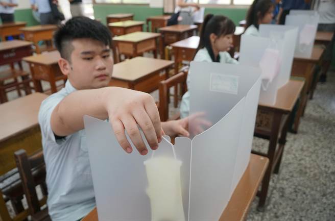 備受各界關注的午餐時間需使用的隔板，台中市府指出，市府補助4000萬元經費，以利台中市轄屬各級學校及幼兒園採購防疫物資，包含最貴的午餐隔板。（黃國峰攝）