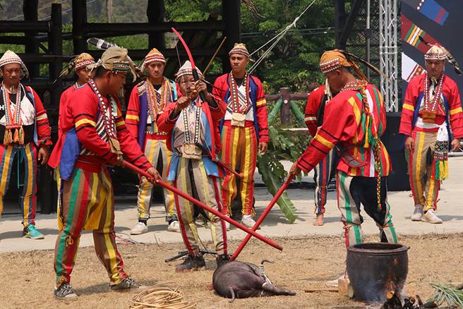 美珑社圣贝祭一连举办6天，排剪、塔蜡袷、雁尔社则办理5天，各社之间的仪式内容和服饰也有不同。（图片提供/高雄市拉阿鲁哇族文教协进会）
