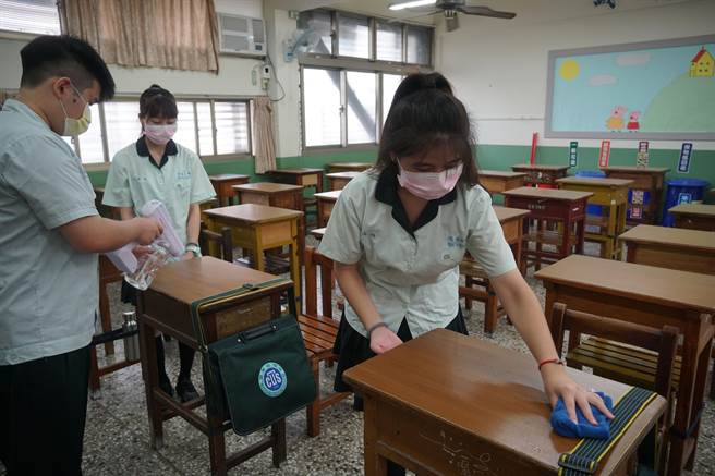 開學在即，僑泰高中校長温順德表示，班上每日由2位值日生至學務處領取次氯酸水，負責消毒，經常觸碰的門把、窗戶、講台。（黃國峰攝）