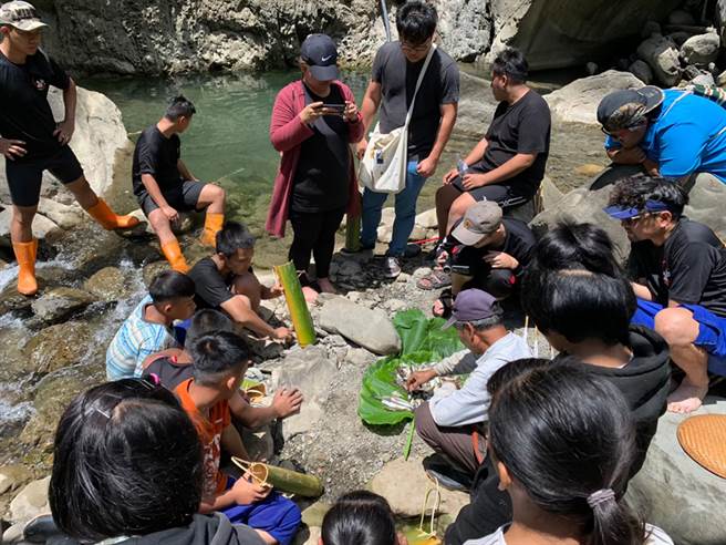 文化团体与耆老们透过族语学习、参与祭典和活动讲座，带领年轻族人学习传统部落文化。（图片提供/高雄市拉阿鲁哇族文教协进会）