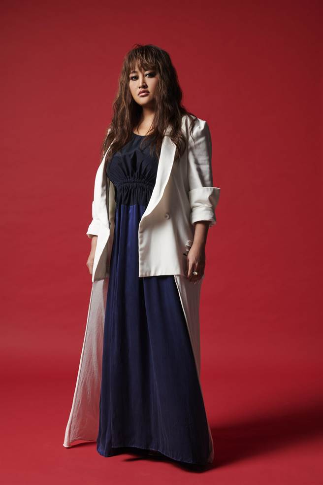 原住民歌手家家將在金曲獎頒獎典禮上獻唱。（台視提供）