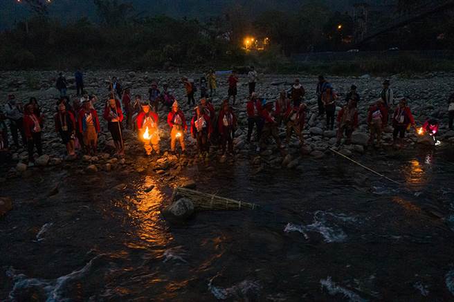 卡那卡那富族感谢天神美好的创造以及这条溪流对族人的养育，同时也祈求丰收平安，因而发展出特有的河祭祭典。（图片提供/高雄市立歷史博物馆）
