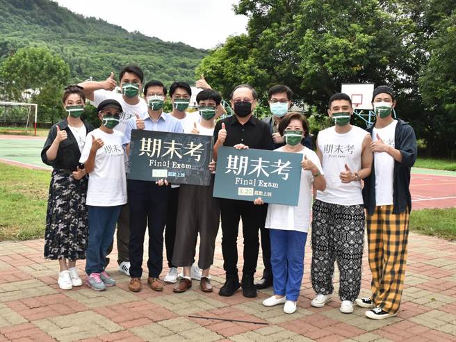 电影《期末考》18日在高雄市阿莲区阿莲国小峰山分校举行记者会，高雄市副市长史哲（右四）出席，与导演郭珍弟（前左四）、演员陈淑芳（右三）等人合影。（林瑞益摄）