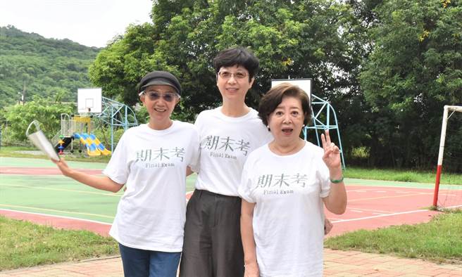 电影《期末考》18日在高雄市阿莲区阿莲国小峰山分校举行记者会，演员陆弈静（左起）、导演郭珍弟、演员陈淑芳为戏宣传。（林瑞益摄）