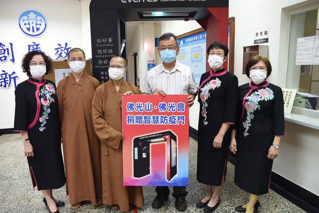 佛光會贈澎湖縣府智慧防疫門 守護洽公民眾、縣府員工健康。（縣府提供／陳可文澎湖傳真）