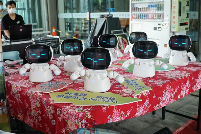 比同学内建多样教材，包含客语童谣、小牛顿等，也能记录幼生学习状况。（庄旻静摄）