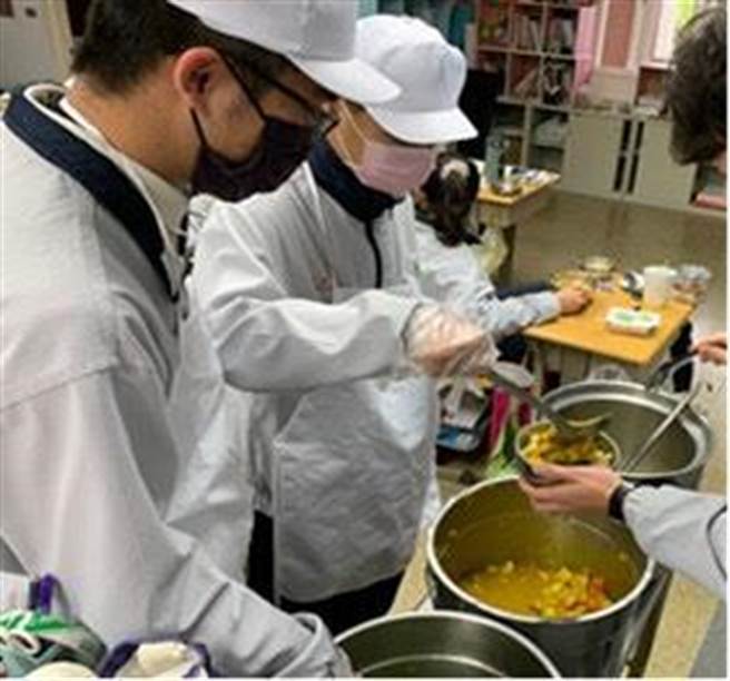 ▲南崁高中指出，校内规画中午用餐将採3个打菜专责同学加1个第2轮打菜专责同学的「3＋1打菜法」，将使用餐具人数控制在4人，以减少餐具共用接触感染的风险。（南崁高中提供／萧灵玺桃园传真）