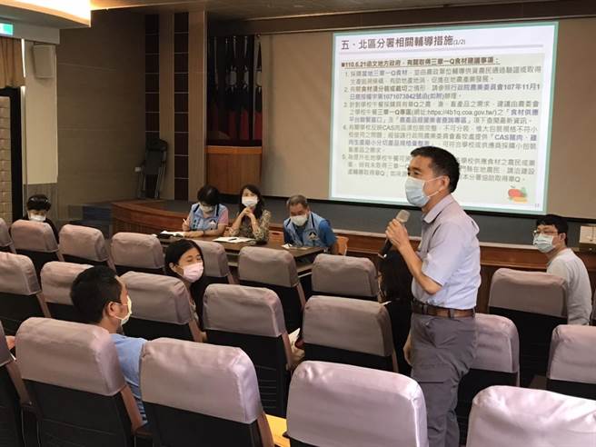 农粮署北区分署今跨海到金门举办说明会，县农会总干事文水成列席说明概况。（金门县府建设处提供）