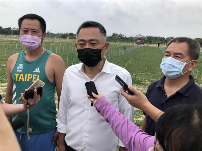 杨镇浯县长关心学校营养午餐，强调要让学子吃得健康，家长也可以放心。（李金生摄）