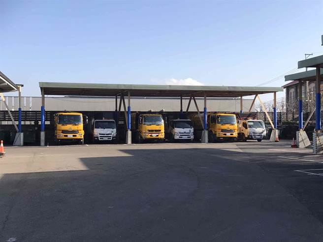 桃园市环保局为改善队部环境，已整建桃园、新屋、龟山跟大溪区中队队部，图为新屋清洁队停车场现状。（桃园市政府环保局提供／陈梦茹桃园传真）