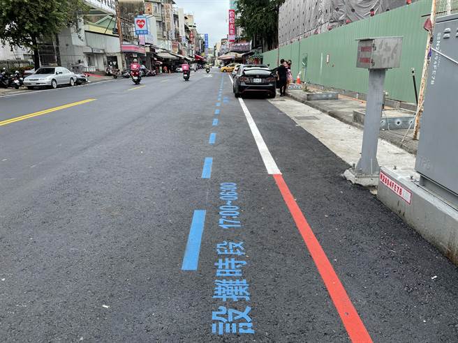 嘉義市文化路變快慢車混合車道，藍線「攤販整齊線」規範攤商。（廖素慧攝）