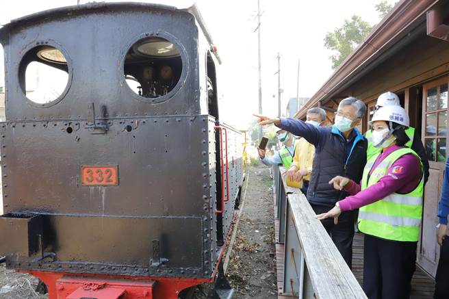 云林县虎尾糖铁5分车復驶跳票，云林县长张丽善（右）向行政院长苏贞昌喊话争取復驶。（云林县政府提供／张朝欣云林传真）