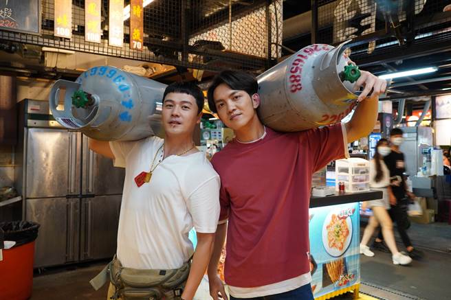 黃文星（左）及郭忠祐加入《黃金歲月》。（民視提供）