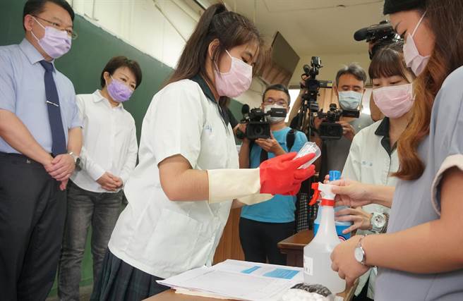 台中市長盧秀燕（左2），18日前往僑泰高中視察開學防疫整備措施時指出，63處在校園的快打站已全數撤出校園，並已另規劃共45處快打站。（黃國峰攝）