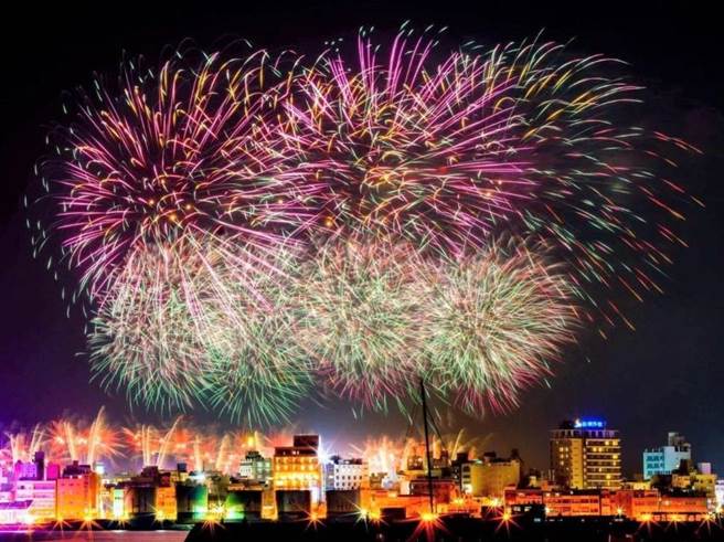 澎湖台灣好行二次路線釋出公告 歡迎有意願業者參與評選。圖為2020年澎湖花火節。（報系資料照）