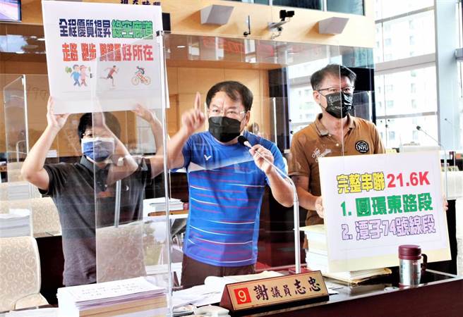 市议员谢志忠（中）等人18日质询说，全线绿美化造景参差不齐应立即检讨，建设、都发等局处应完整勘查路段，做全方位的改善。（陈世宗舍）