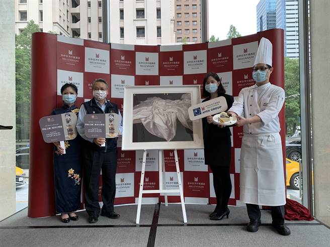 台中日月千禧酒店即日起举办「世纪之巅~东洋巨擘展」，展出世界石版画大师园山晴巳、日本铜版画大师宫山広明39幅画作，18日正式开展。（冯惠宜摄）