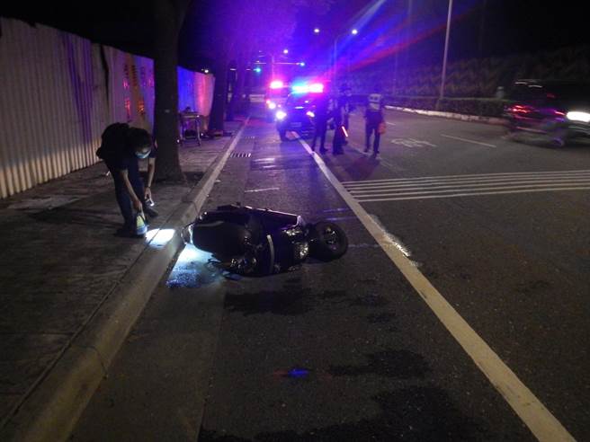 41岁李姓女骑士撞上路中间的石块，当场失控倒地，头部重创，送医抢救仍宣告不治。（翻摄照片／蔡依珍桃园传真）