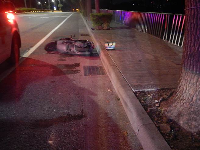 41岁李姓女骑士撞上路中间的石块，当场失控倒地，头部重创，送医抢救仍宣告不治。（翻摄照片／蔡依珍桃园传真）