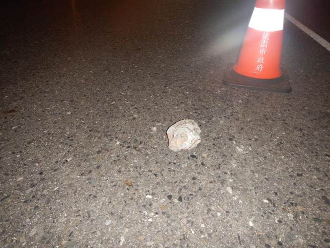 41岁李姓女骑士撞上路中间的石块，当场失控倒地，头部重创，送医抢救仍宣告不治。（翻摄照片／蔡依珍桃园传真）