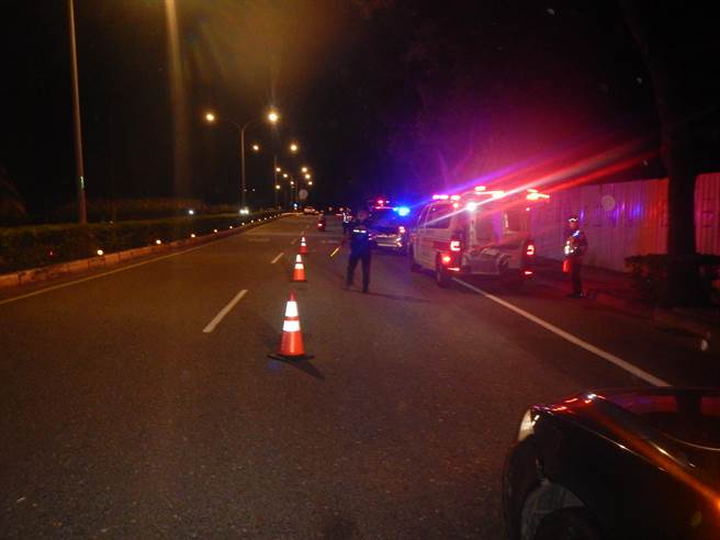 41岁李姓女骑士撞上路中间的石块，当场失控倒地，头部重创，送医抢救仍宣告不治。（翻摄照片／蔡依珍桃园传真）