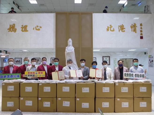 企業團體捐贈雲林縣北港媽祖醫院千件防護衣，讓醫護人員備感窩心。（張朝欣攝）