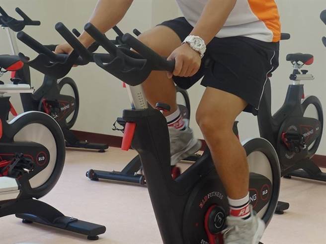 防疫在家他狂騎飛輪 蛋蛋腫了磨擦好痛 醫：難逃一刀。(示意圖/本報系資料照片)