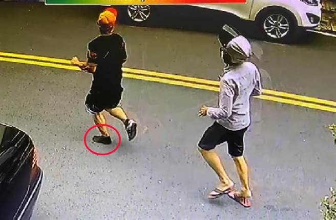 謝姓自助餐老闆街頭狂奔逃命，跑到鞋子都掉了一隻，李姓兇嫌在後持刀狂追。（截自民眾提供影像）