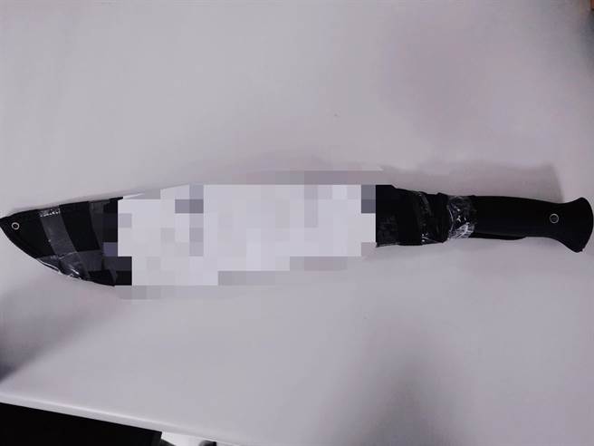 江姓男子持开山刀与人理论，却不慎割伤自己。（王扬杰翻摄）