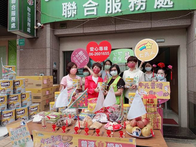 立委陈亭妃、台南市议员陈怡珍联合服务处举办普渡，在服务处前摆上满满一桌「公益供品桌」，并于普渡祭拜后捐赠给创世基金会。（立委陈亭妃、台南市议员陈怡珍联合服务处提供／洪荣志台南传真）