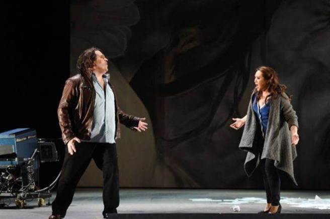 隨著三級降到二級警戒，9月開始陸續有音樂會出現，次女高音石易巧（右）將舉辦獨唱會，採間隔座舉辦。圖為她演出歌劇《 維特》畫面。（Ｗerther©Jochen Klenk）