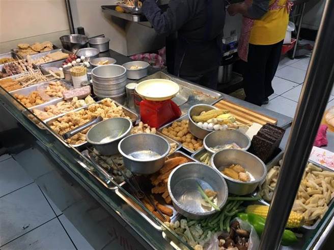 網友在1間鹹酥雞攤發現招牌寫道「加鹽酸」，細看之後才發現該3字分別是屬於其他句子，僅是因橫式讀法、直式讀法的差異而造成的有趣烏龍事件。（示意圖）