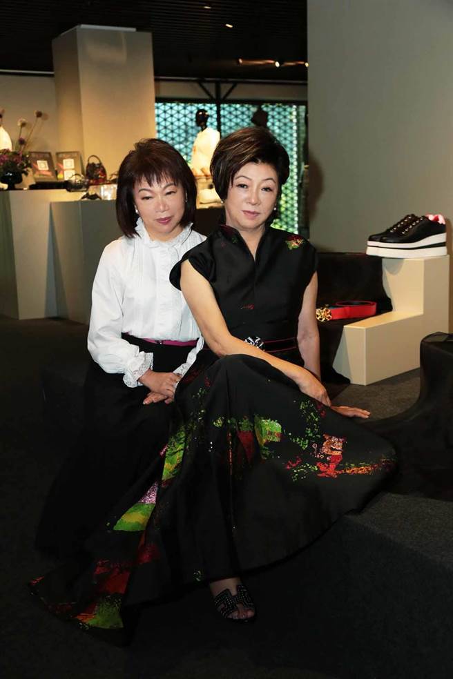 夏姿創意總監王陳彩霞（左）與張淑芬「合作」，將畫作重現於服裝上。（SHIATZY CHEN夏姿陳提供）